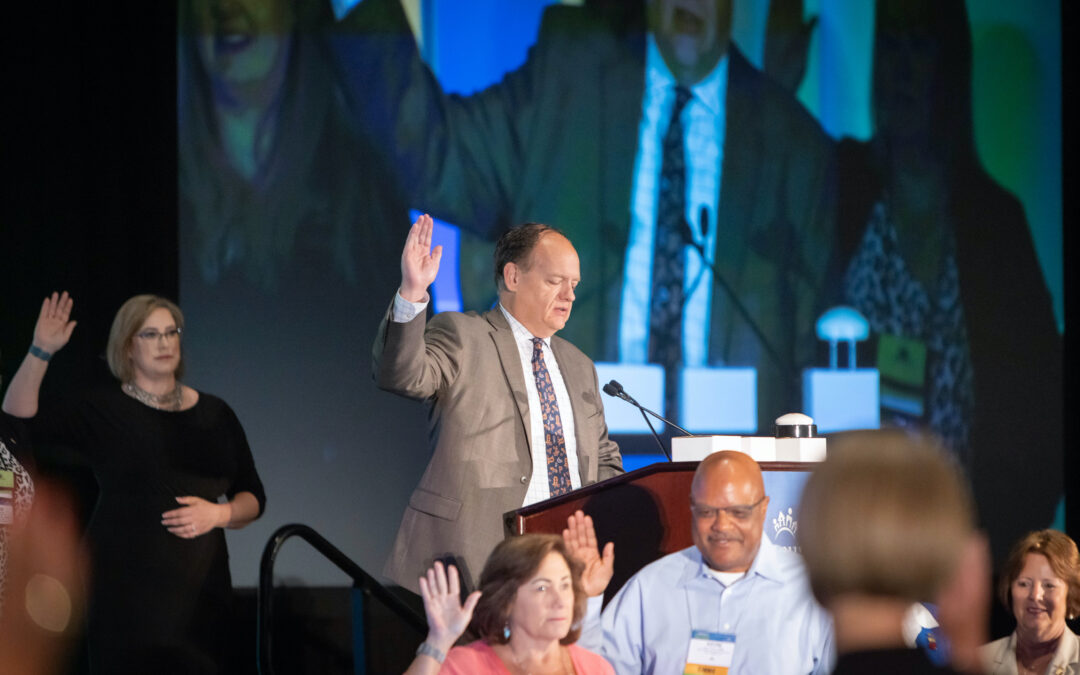 Michael Johnson leads the pledge for Professional Community Association Managers at the 2022 CAI Annual Conference and Exposition in Orlando.